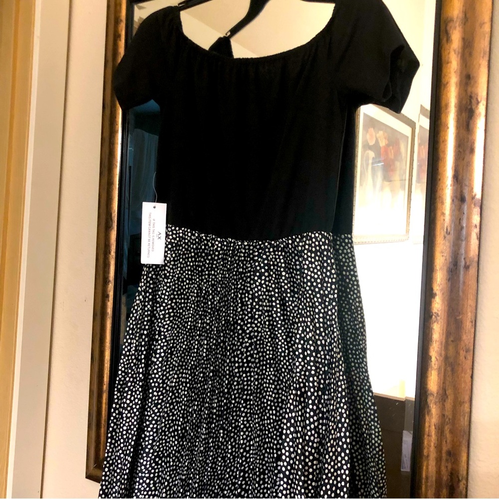 NWT BEAUTIFUL MIDI DRESS. It looks really nice with sandals or heels on.